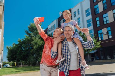 Bir selfie alarak güzel pozitif kadın