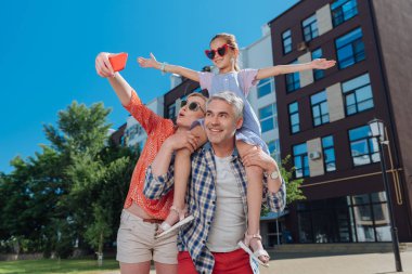 Gülümseyen güzel mutlu insanlar