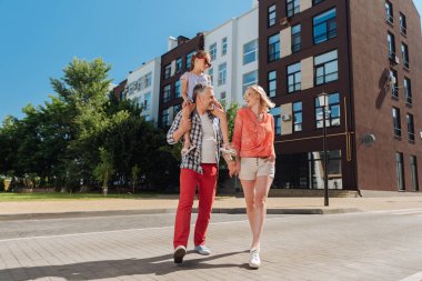 Onların hafta sonları zevk memnun iyi Aile