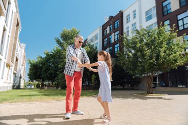 Neşeli mutlu adam kızıyla oynayan