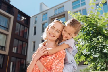 Neşeli güzel kız annesi ile birlikte olmak