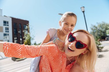 Harika bir ruh hali içinde olmak çekici güzel kadın