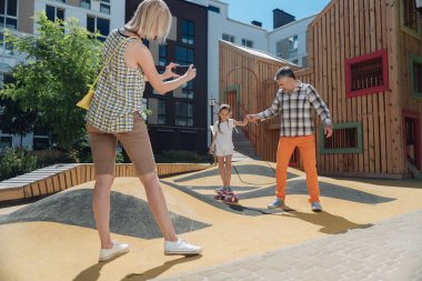 Güzel genç kız paten