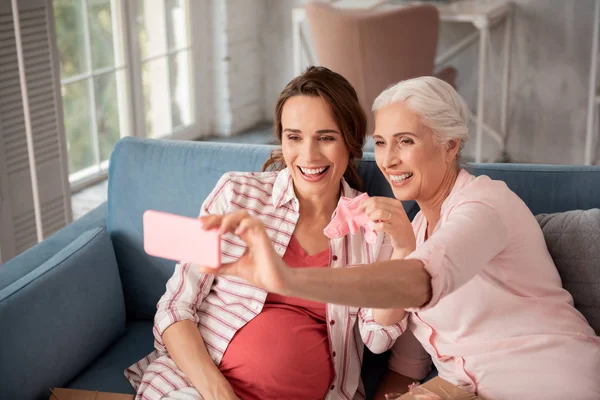 Aged woman feeling memorable making photo with her niece — Stock Photo, Image