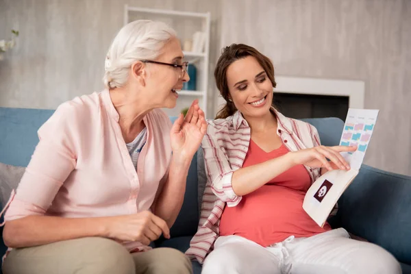 Ultrason soruşturma. Hamile kadın ultrason soruşturma annesine sonuçlar heyecanlı