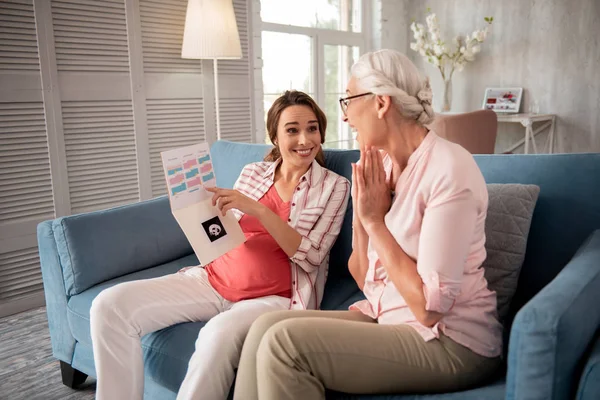 Mulher grávida compartilhando seus resultados positivos com a mãe encantada — Fotografia de Stock