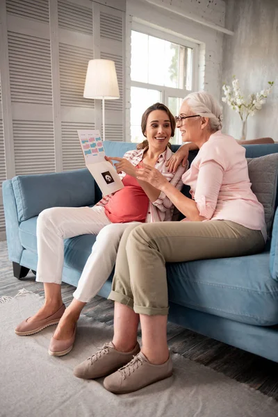 Ultrason soruşturma seyir bej pantolon giyen iki kadın