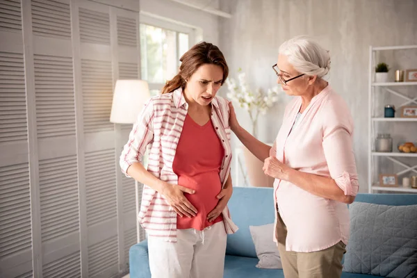 Hamile kadının karnı içinde beklenmeyen ağrı hissi