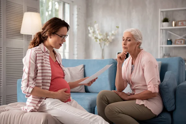 Esmer bekliyor kadın özel Danışma için gelecek