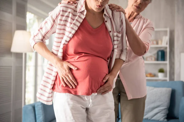 Wanita hamil merasa sakit tak terduga di perutnya — Stok Foto