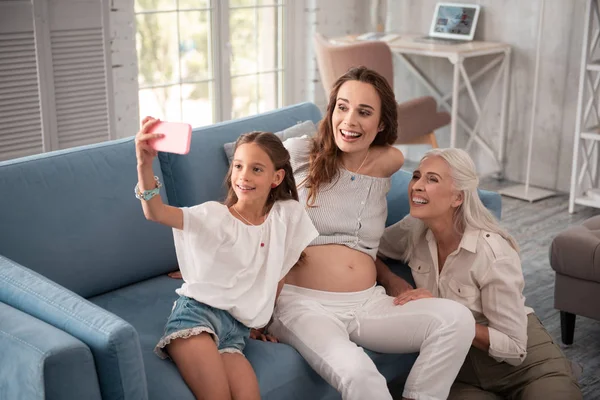 Moderna niña haciendo selfie con la madre y la abuela — Foto de Stock