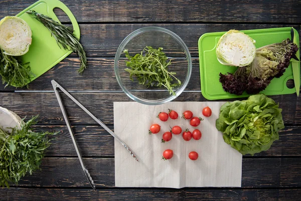 Vista superior de ensalada verde y pequeños tomates cherry — Foto de Stock