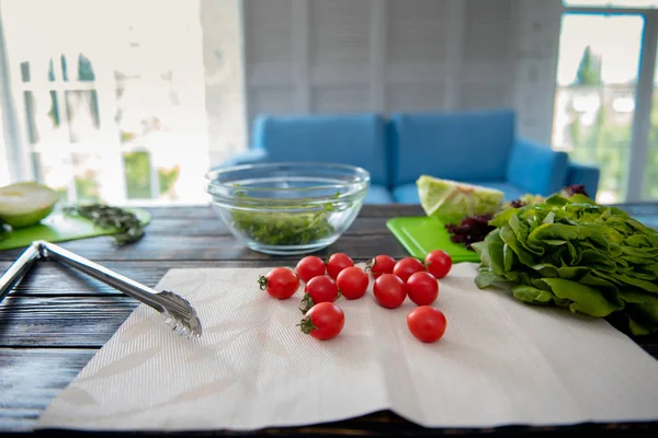 Tomates cherry salados acostados en la servilleta — Foto de Stock