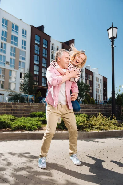 Güzel neşeli çift eğlenmek