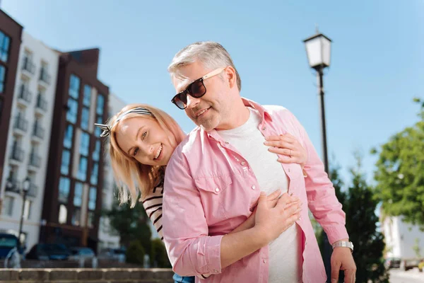 Emozioni Piacevoli Positivo Donna Bionda Sorridente Voi Mentre Abbraccia Marito — Foto Stock