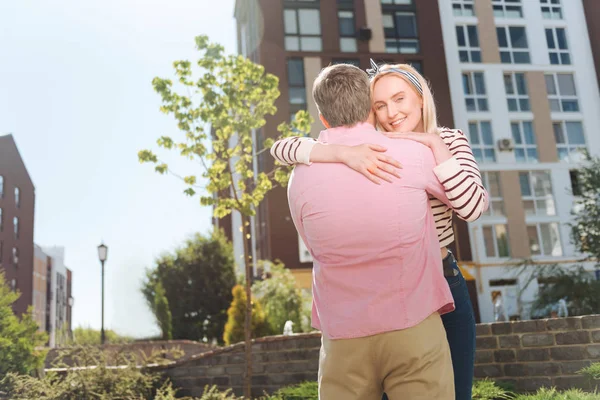 Onun duygularını ifade memnun güzel kadın