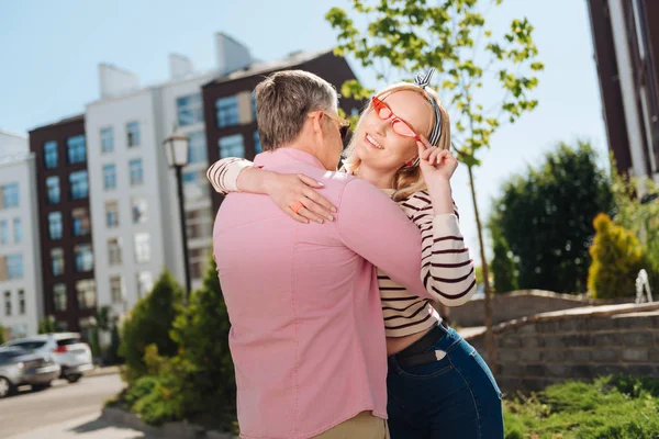 Pozitivní radostné žena stanovení její brýle — Stock fotografie