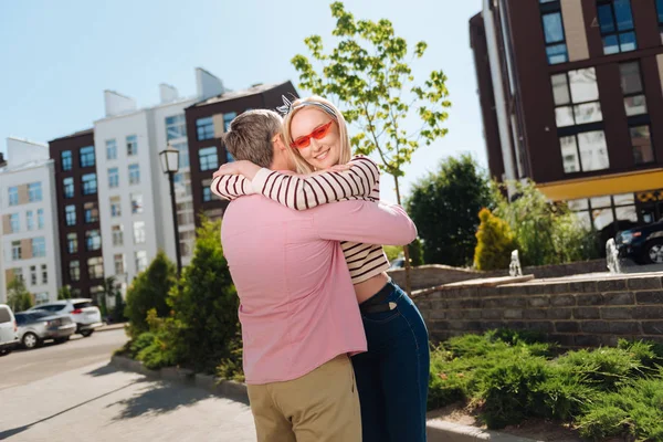 Positivo alegre mulher abraçando seu marido — Fotografia de Stock