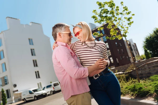 Positive, fröhliche Frau lächelt ihrem Mann zu — Stockfoto