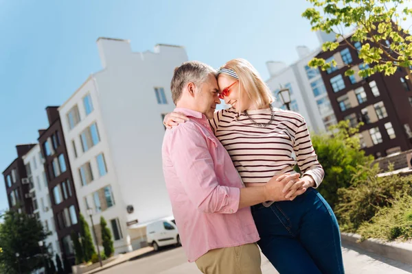 Positiva coppia felice di essere innamorato — Foto Stock