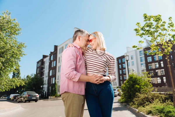 Güzel pozitif çift yürüyüşe sahip