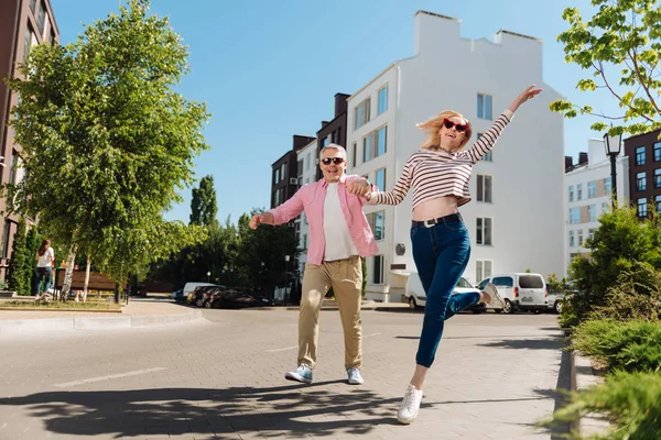 Gelukkig vreugdevolle paar genieten van zichzelf — Stockfoto