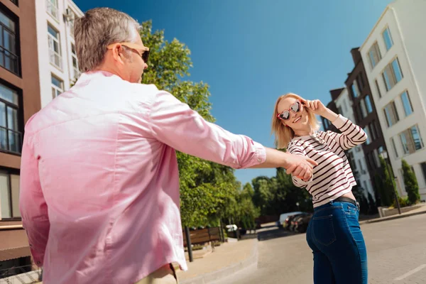 Güzel pozitif Kadın kocasına dönüm