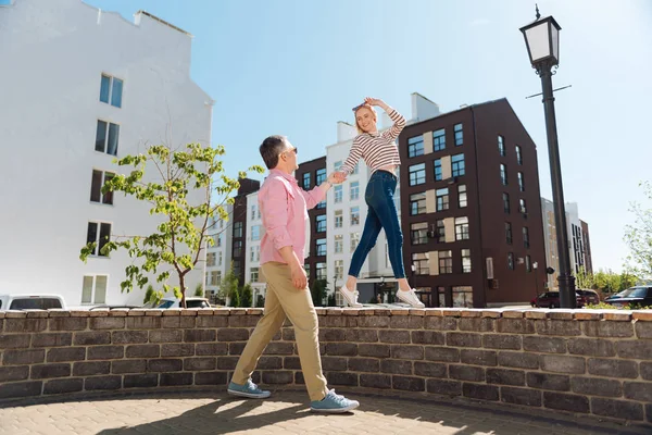 Hanımları elini tutan güzel pozitif adam