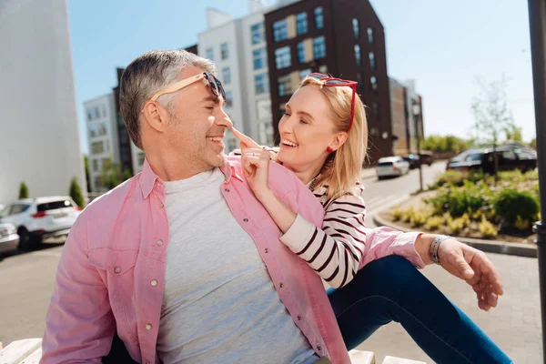 Güzel çekici kadın koca burnunu dokunmadan