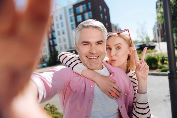 Encantado homem feliz segurando uma câmera — Fotografia de Stock