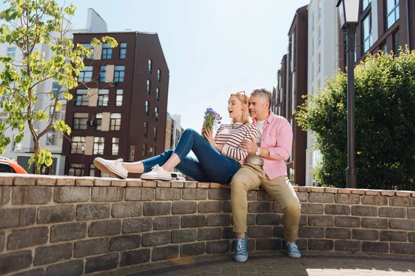 Güzel genç kadın çiçeklere arıyor