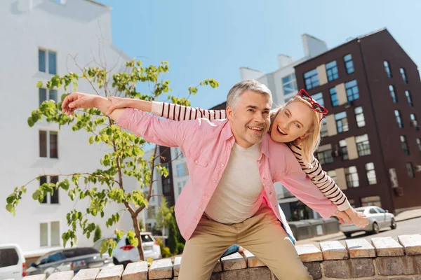 Pozitif evli çift mutlu hissediyor