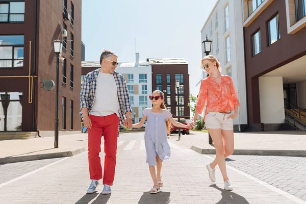 Encantada família positiva ter uma caminhada — Fotografia de Stock