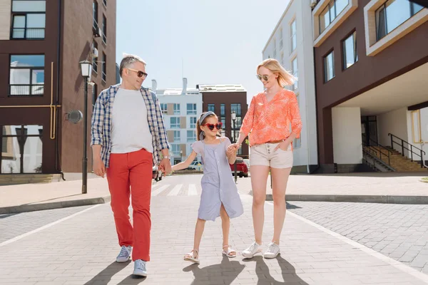 Onun ailesi el ele tutuşarak mutlu güzel kız