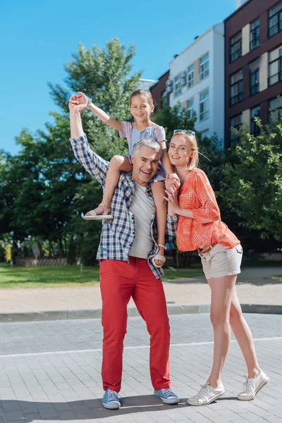 Belle famille joyeuse debout ensemble — Photo