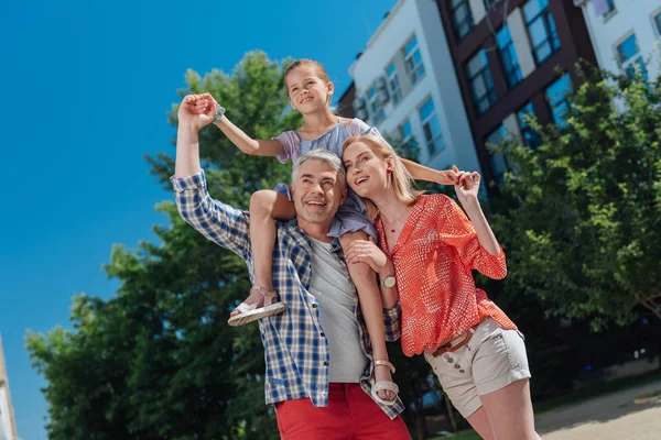 Vrolijke en gelukkige familie genieten van hun wandeling — Stockfoto