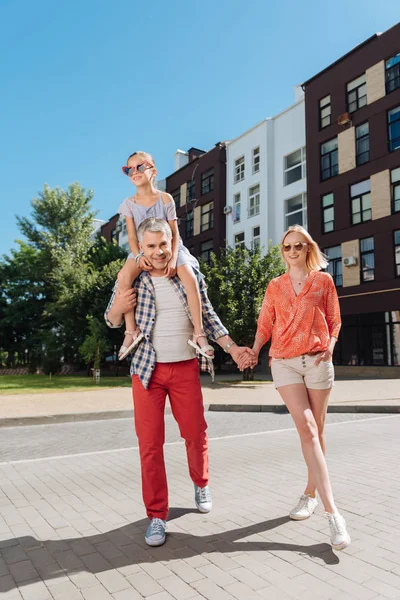 Birlikte yürüyüşe sahip memnun iyi Aile