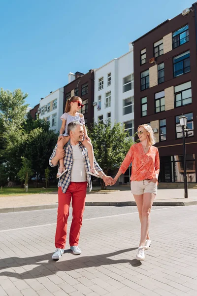 Mutlu neşeli çift elele