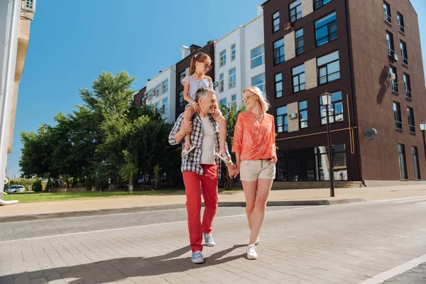 Positieve vrolijke familie hebben een geweldige tijd — Stockfoto