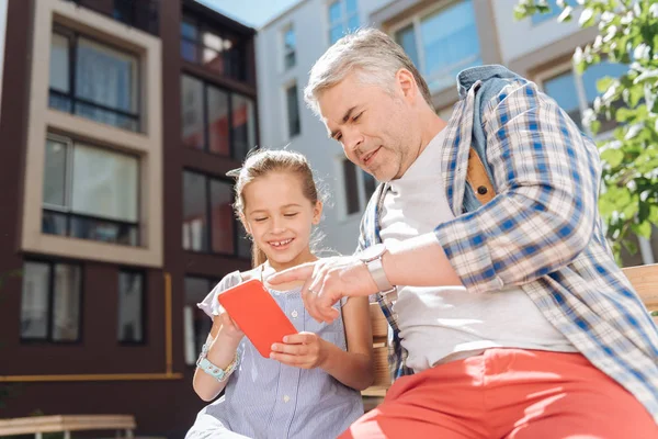 Onun smartphone tutan olumlu neşeli kız