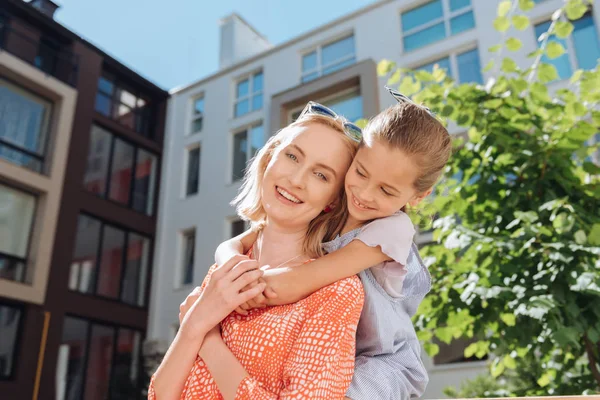 Neşeli güzel kız annesi ile birlikte olmak