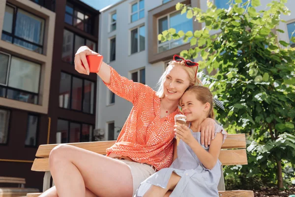 Bir dondurma holding neşeli güzel kız