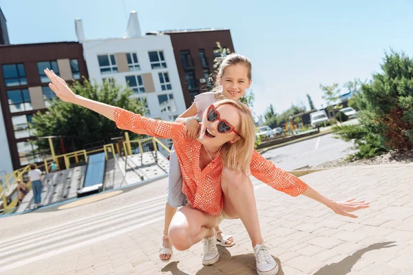 Size gülümseyen neşeli genç kadın