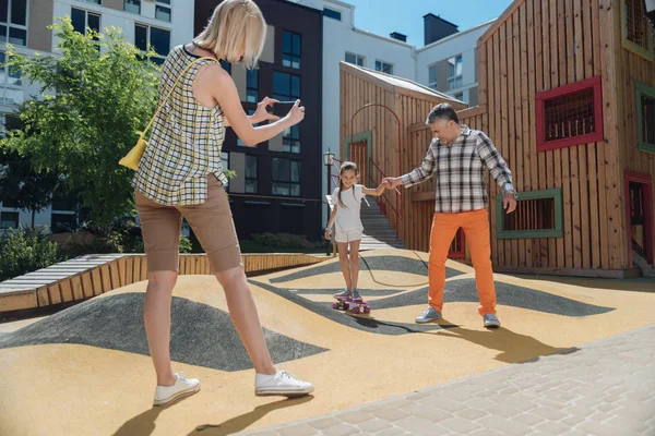 Güzel genç kız paten