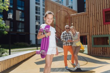 Bir paten holding neşeli pozitif kız