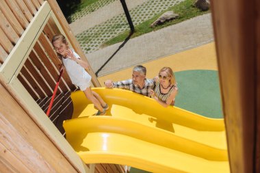 Size sallayarak olumlu neşeli kız