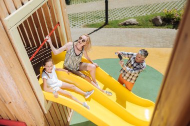 Neşeli mutlu aile onların hafta sonları zevk