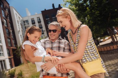 Bizim tatlım. Neşeli mutlu adam kızı onunla oynarken holding