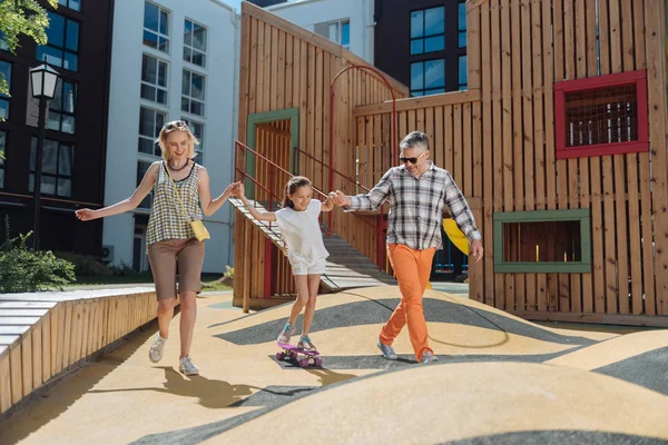 Neşeli hoş Anne kızı elini tutarak