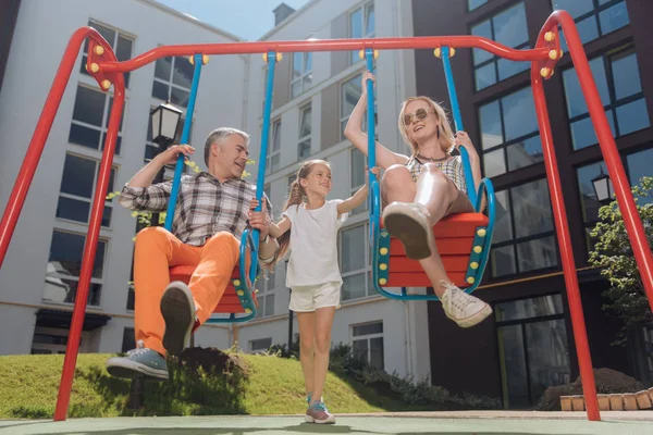 Olumlu mutlu çift sürme salıncaklar